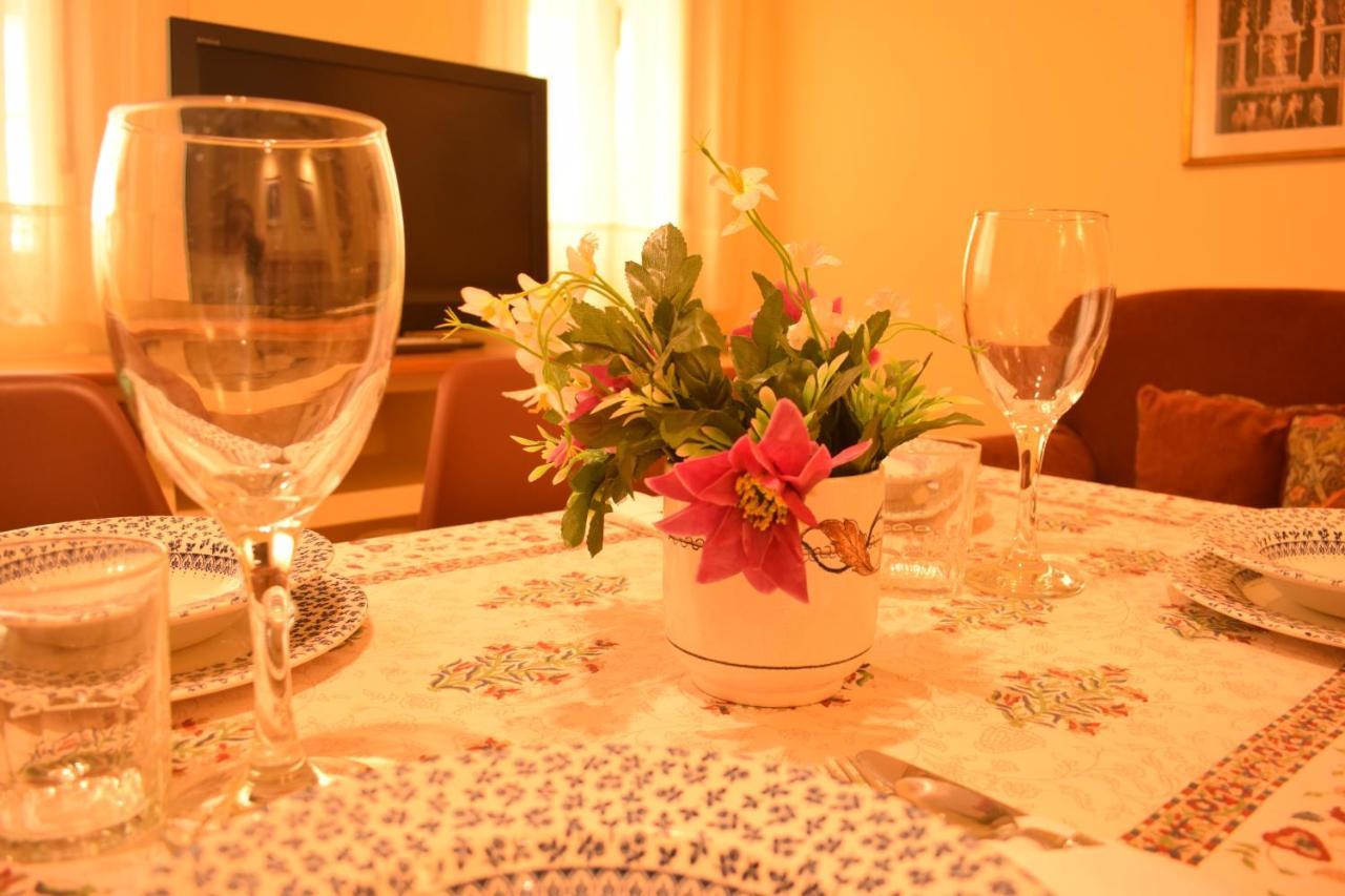 Duplex Donkey Parking Apartment Sevilla Bagian luar foto